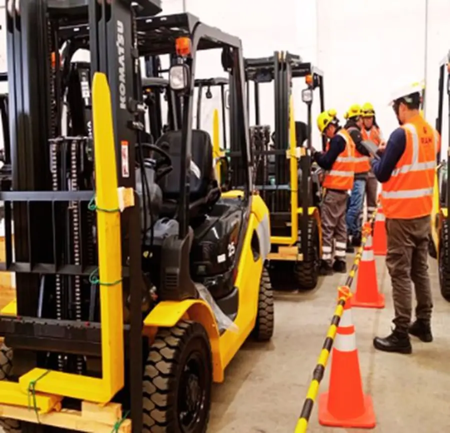 Servicios postventa Técnicos de IGMAR inspeccionando equipos
